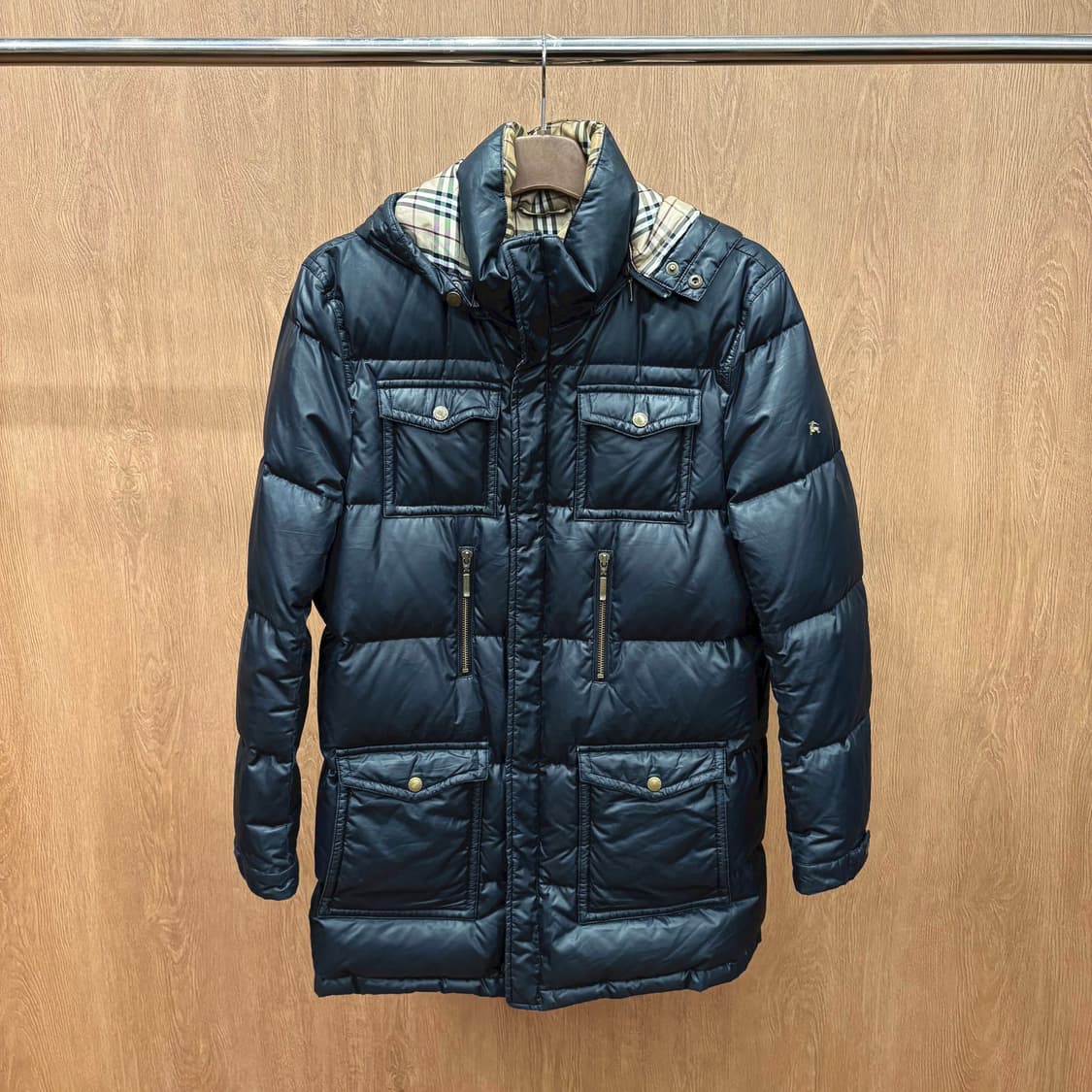 버버리 블랙 라벨 미디 후드 패딩 파카 소매 골드 로고 자수 디테일 블랙 상품이미지2