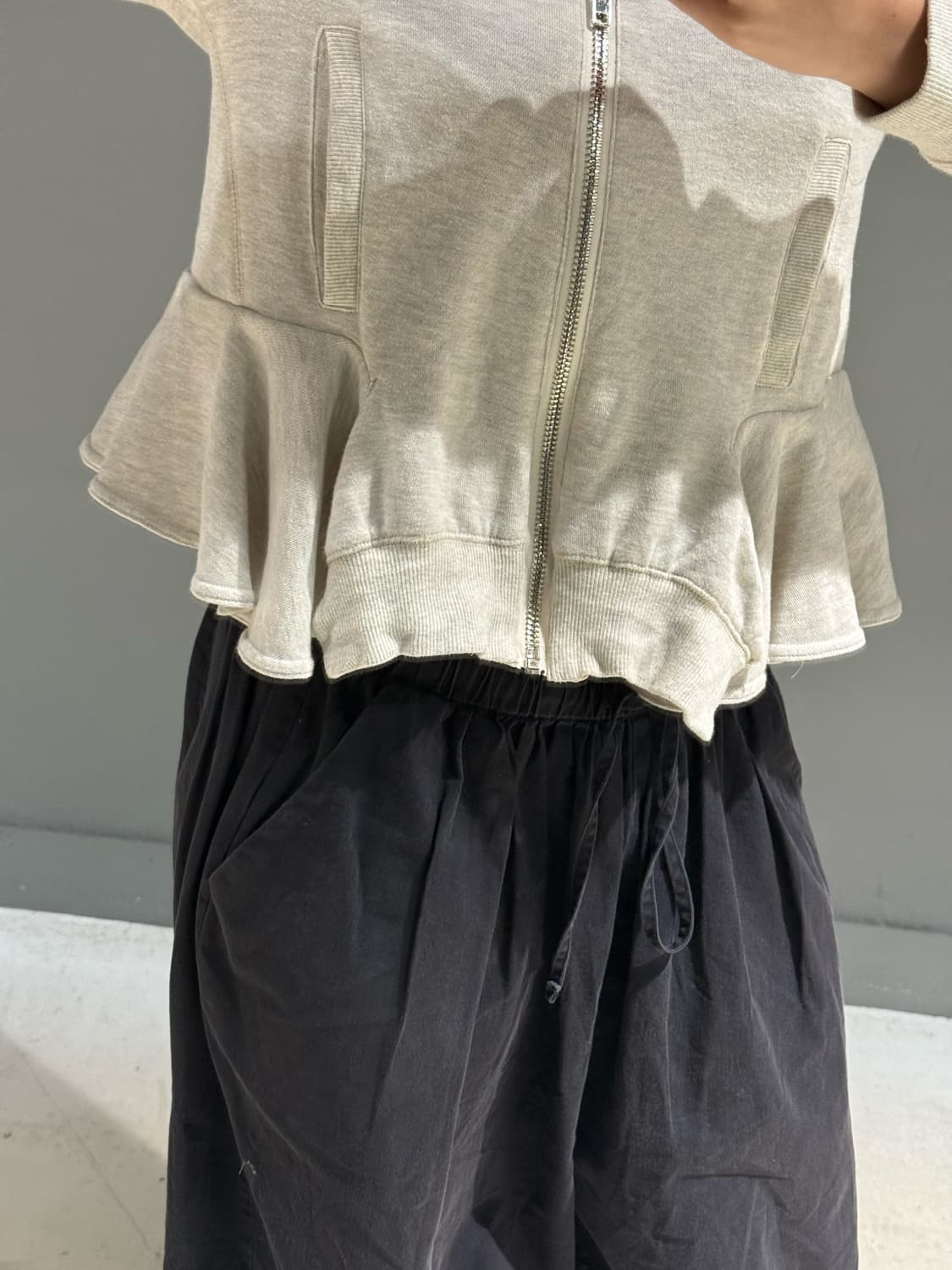 unbalance frill detail hood zip-up 상품이미지3