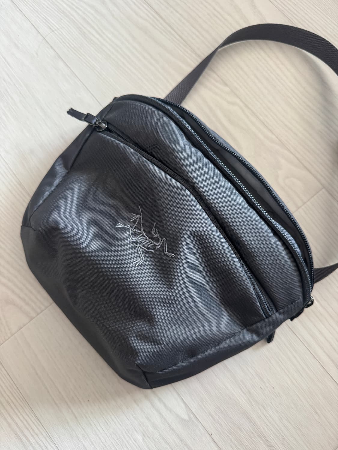 아크테릭스 멘티스 그레이 크로스백 상품이미지2