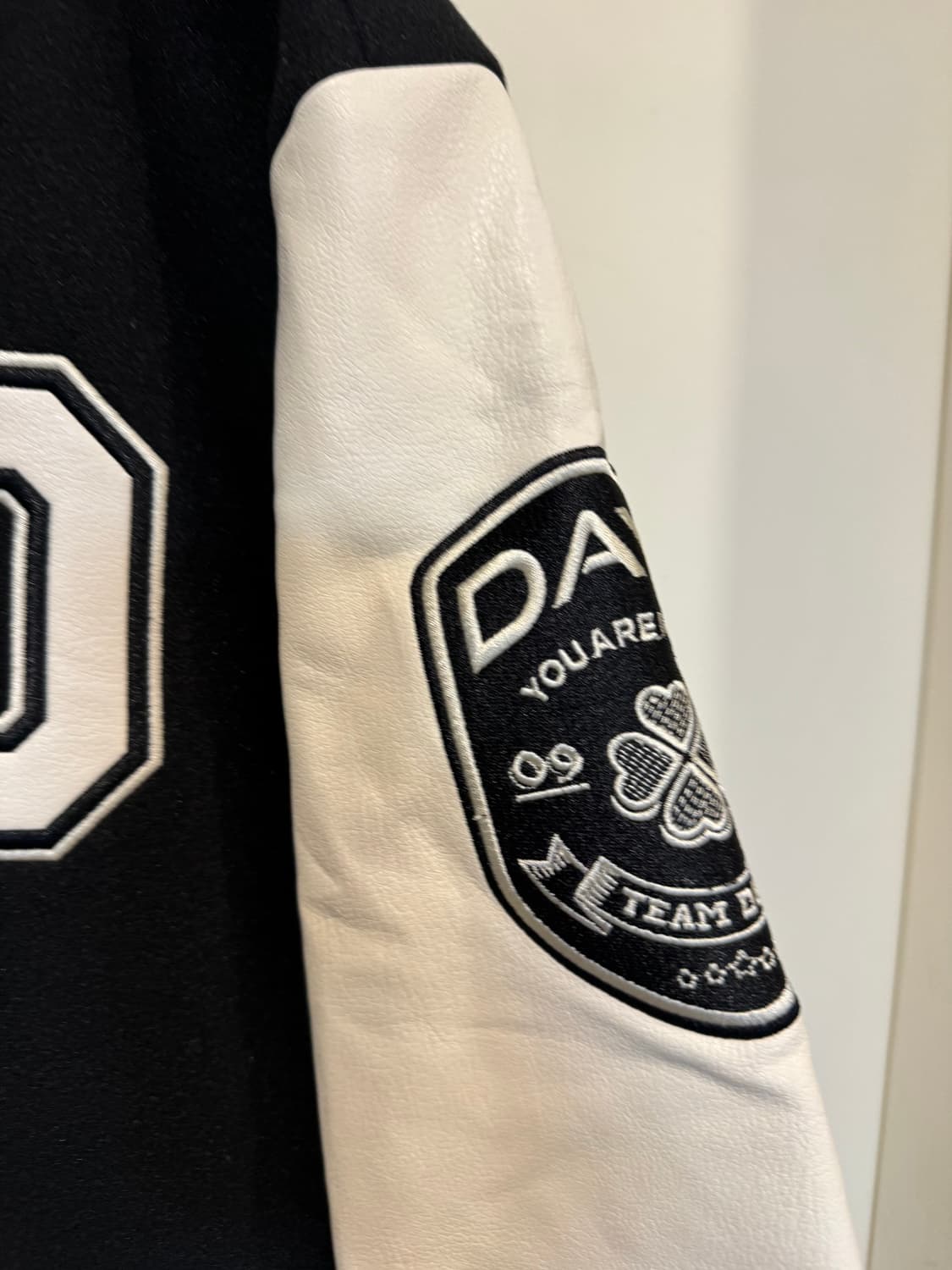 데이식스 DAY6 바시티 자켓 상품이미지5