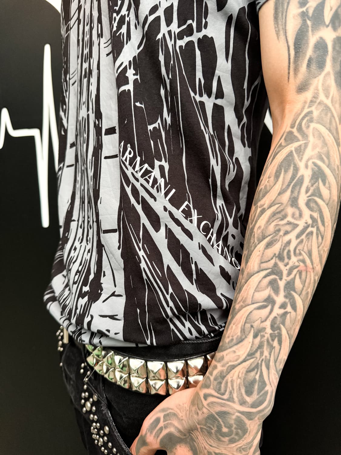 Armani Exchange – Graphic V-Neck T-Shirt 상품이미지4