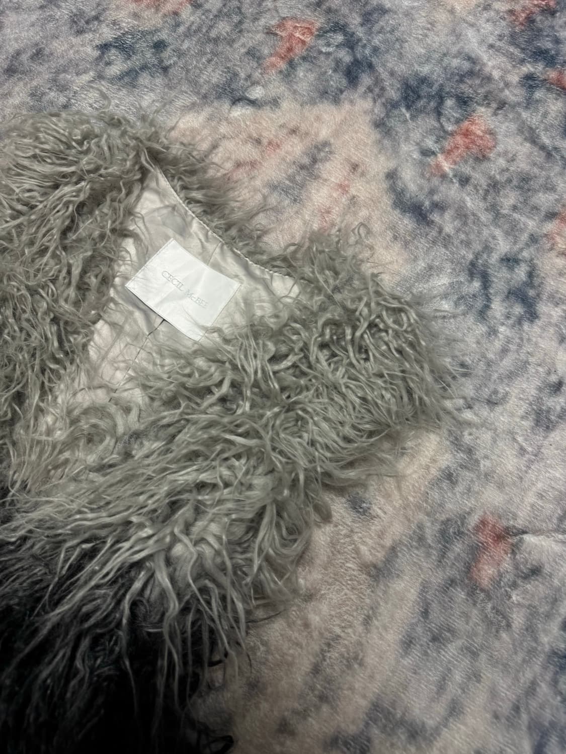 Cecil mcbee acrylic shaggy fur vest 상품이미지4