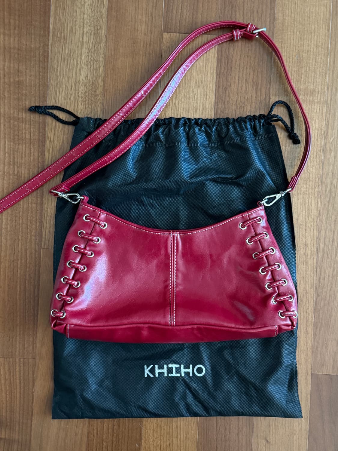 기호 아일렛 디테일 백 레드 숄더백 상품이미지7