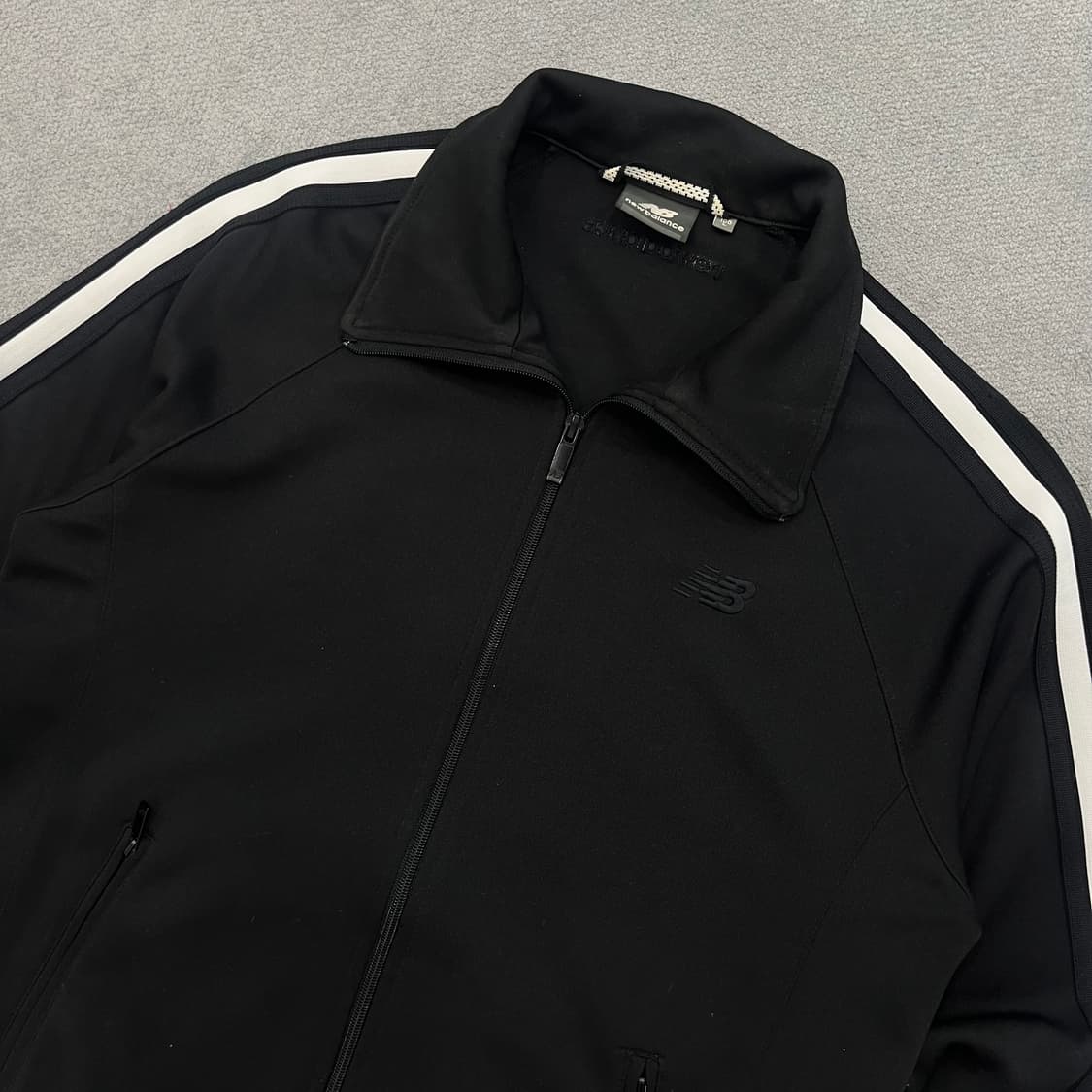 L 뉴발란스 블랙 트랙 자켓 화이트 라인 상품이미지2