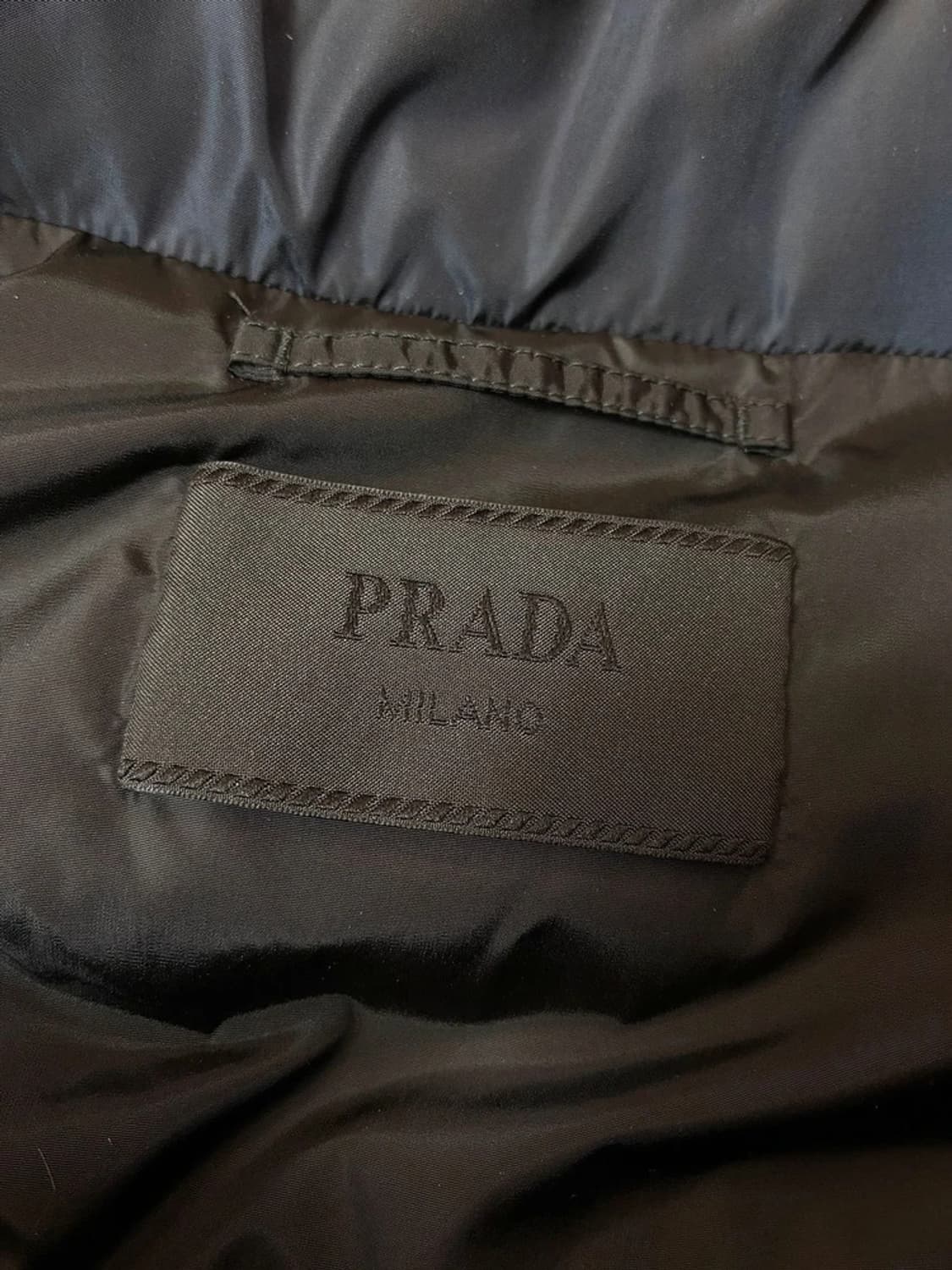 프라다 PRADA 삼각 플레이트 경량 구스다운 패딩 PN6799 상품이미지7