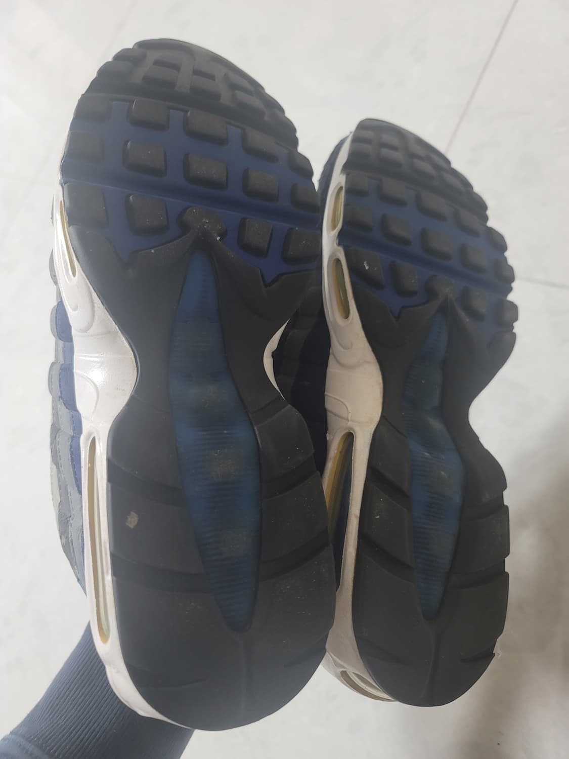 나이키 에어맥스95 까치산 원판 에어 솔스왑 265사이즈 박풀

오리지날 상품이미지3