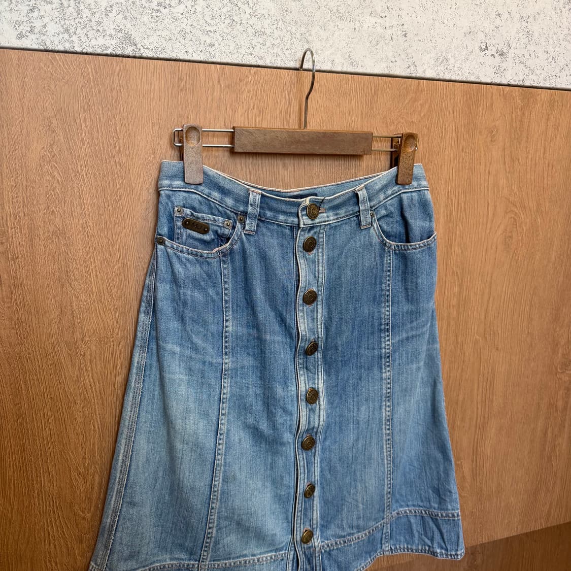 마크 바이 마크 제이콥스 데님 미디 스커트 버튼업 디테일 A라인 중청 상품이미지3