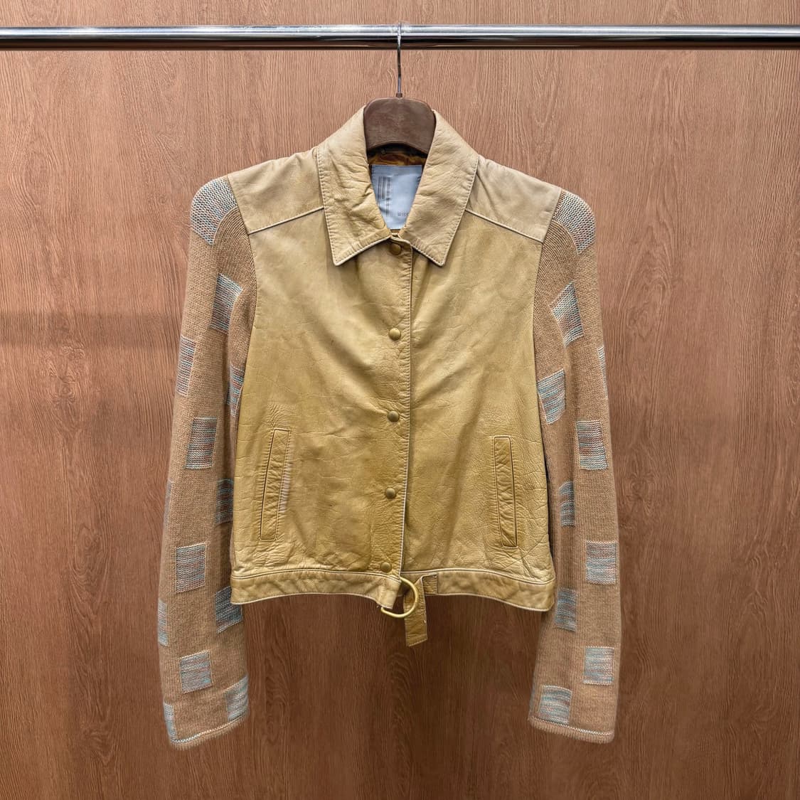 미쏘니 카프스킨 레더 니트 믹스 자켓 불록 패턴 스트랩 디테일 베이지 상품이미지2