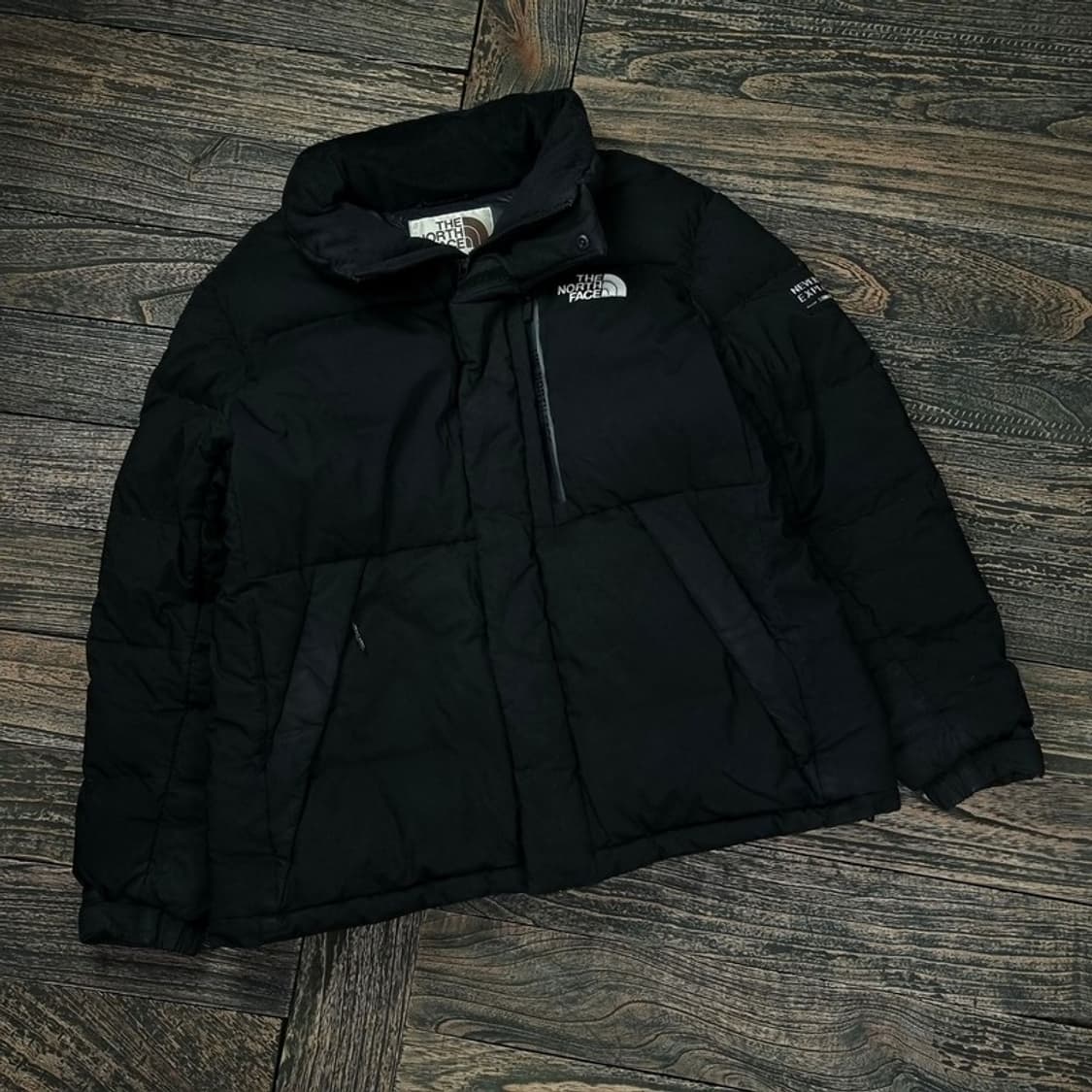 노스페이스 로고 패치 구스다운 푸퍼 다운 숏패딩 블랙 M16642 상품이미지1