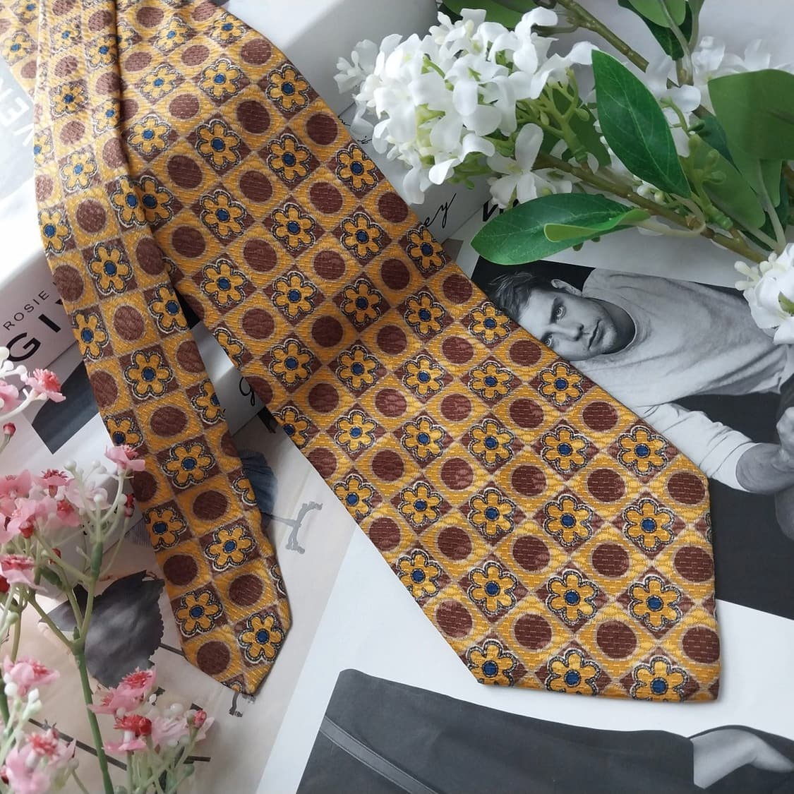 지방시 실크 진노랑 플라워 패턴 넥타이 9.5cm A+등급 K1470

 상품이미지2