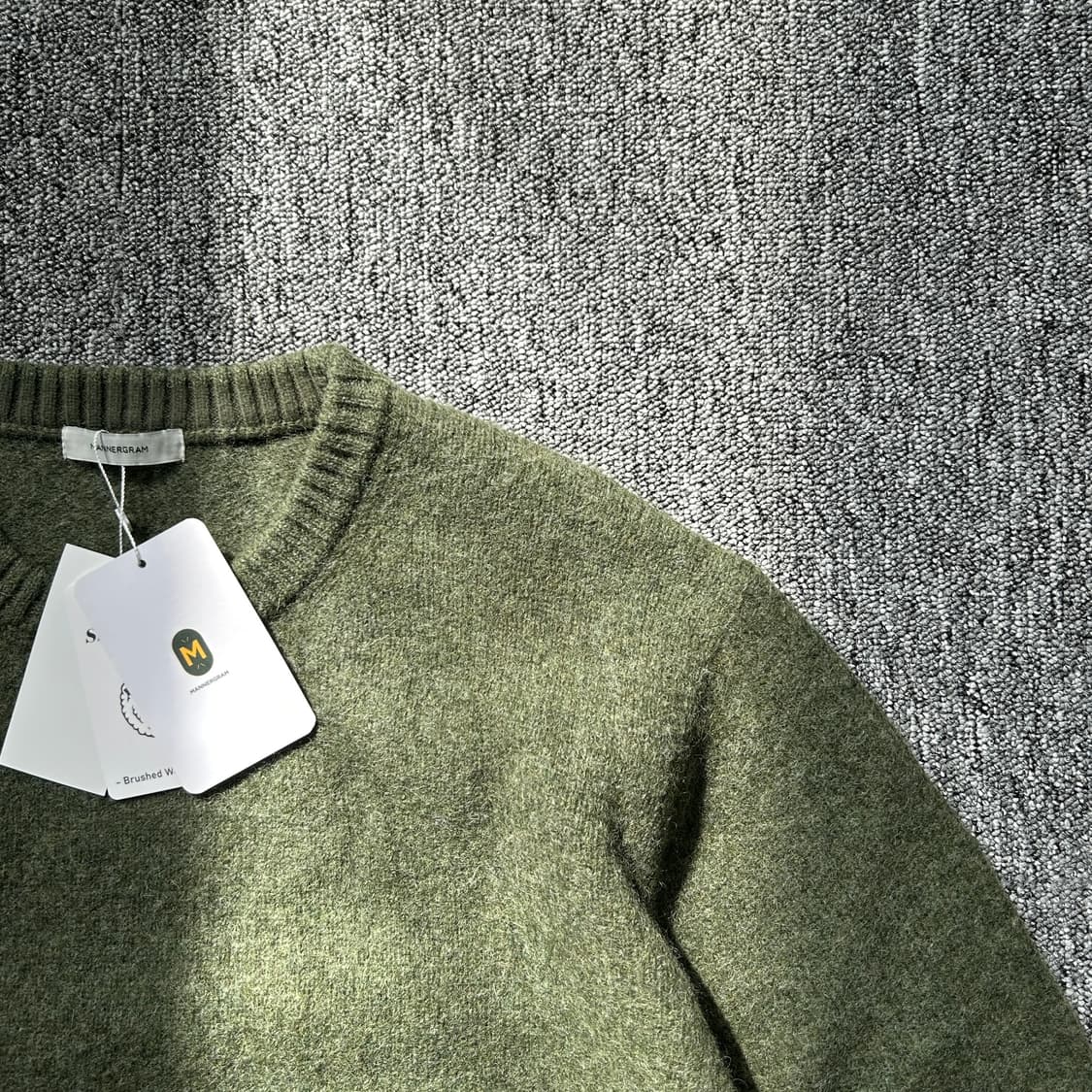 매너그램 셔틀랜드 쉐기독 카키 니트 상품이미지2