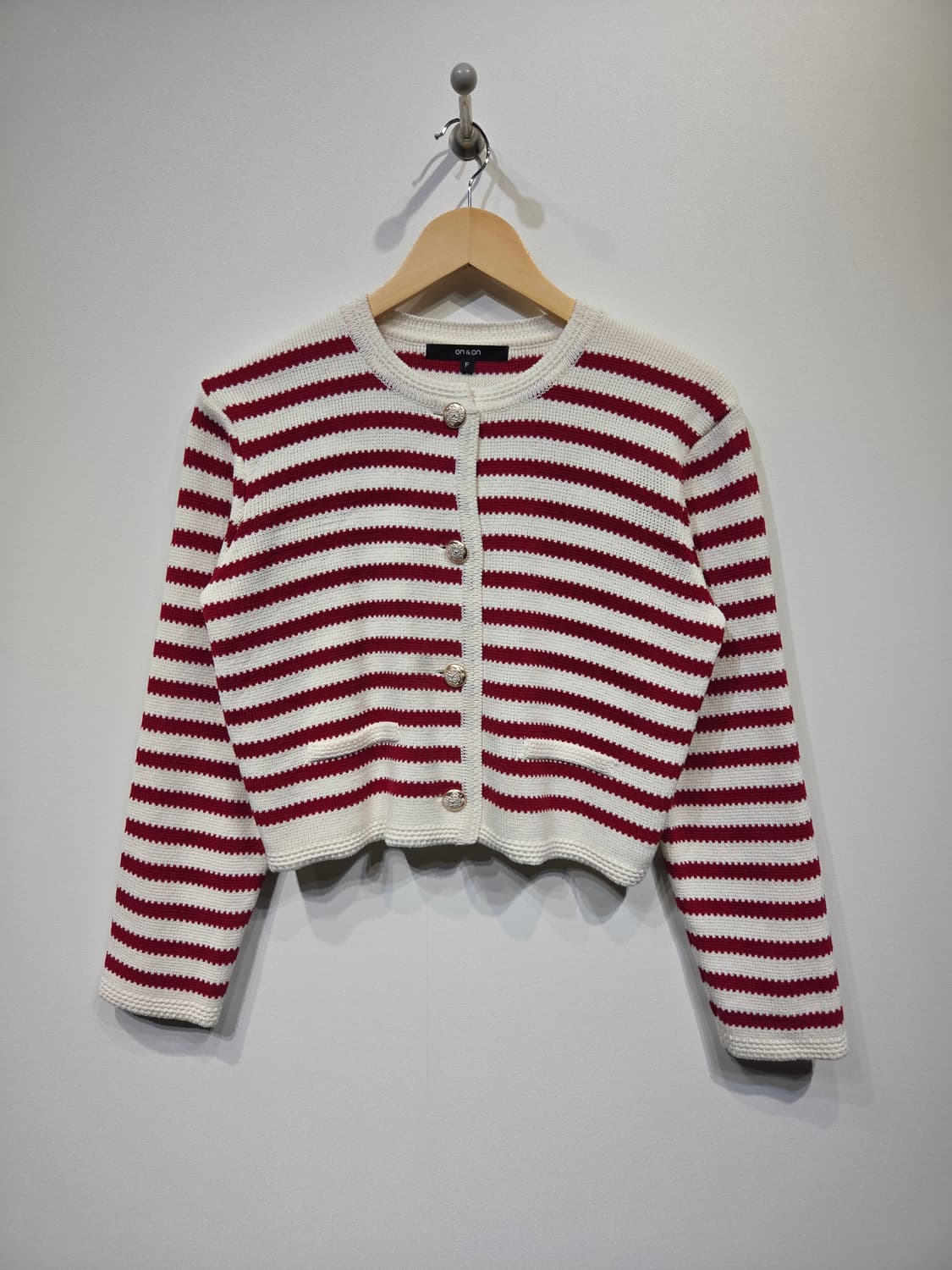 on&on 온앤온 골드 버튼 스트라이프 니트 가디건 상품이미지2