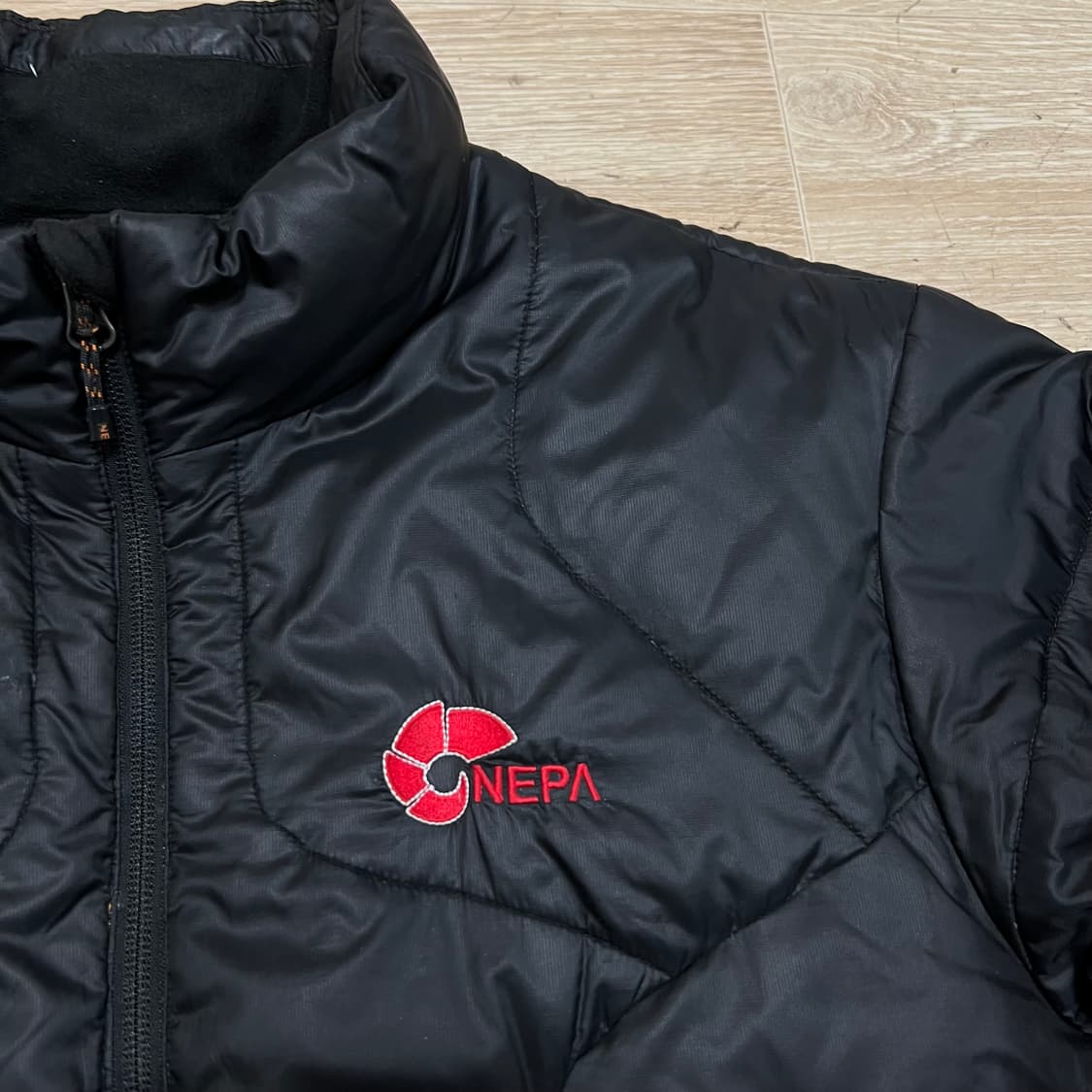 네파 덕다운 산양 로고 스탠드넥 경량패딩 점퍼 [블랙] M/95 상품이미지4