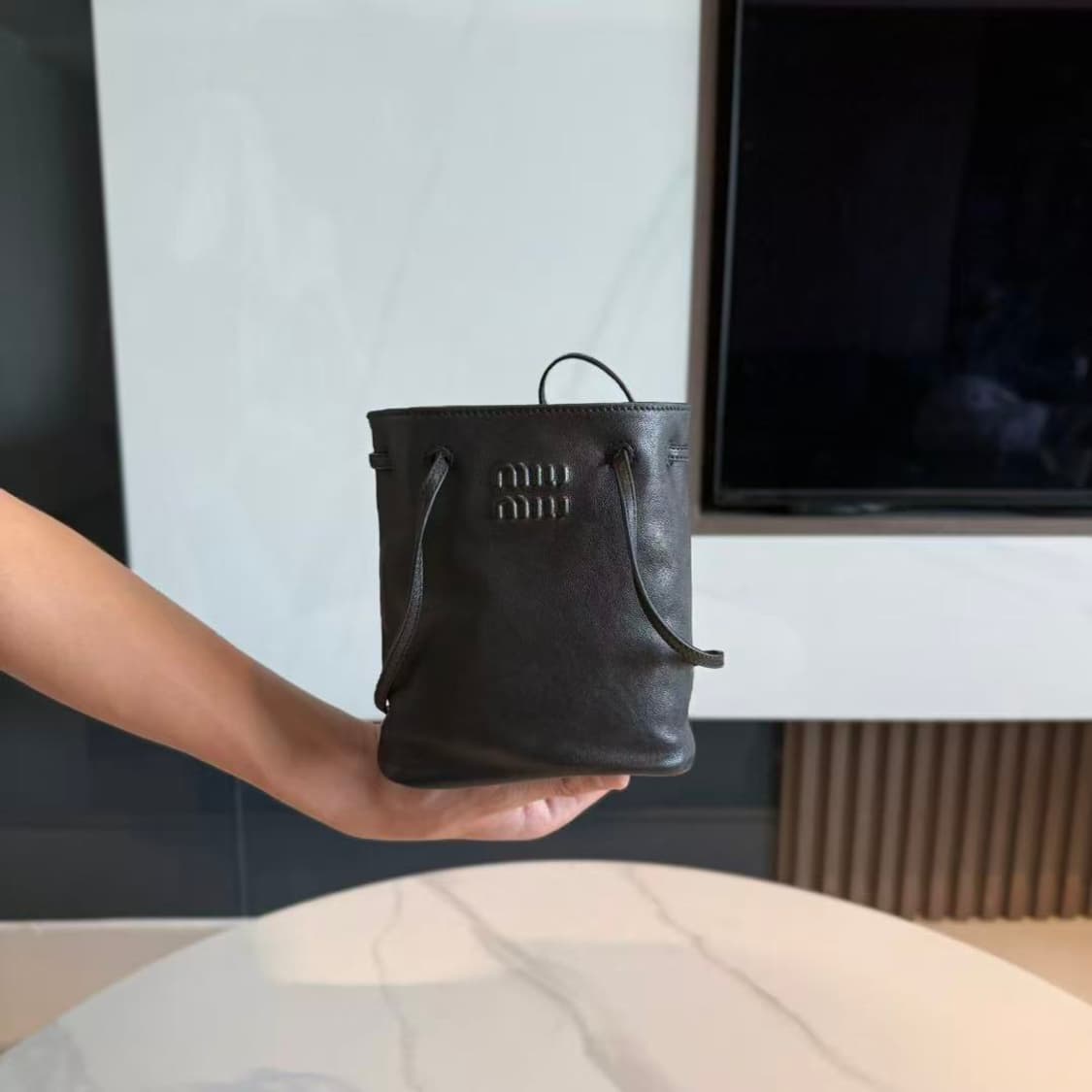 미우 미우 나파 레더 미니백 블랙 상품이미지2