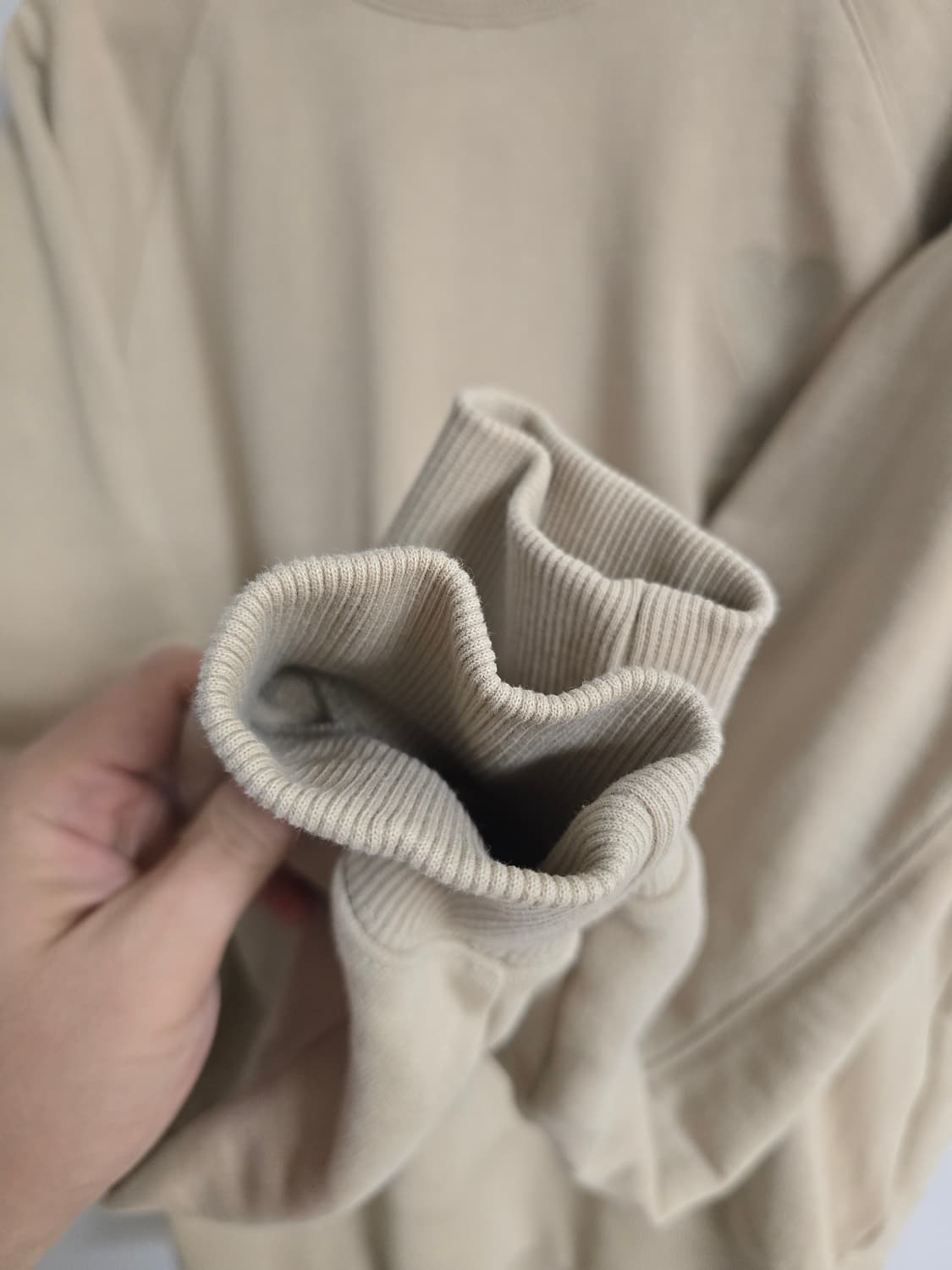 AMI 톤온톤 체인스티치 하트 로고 맨투맨 (L, 베이지) 상품이미지4