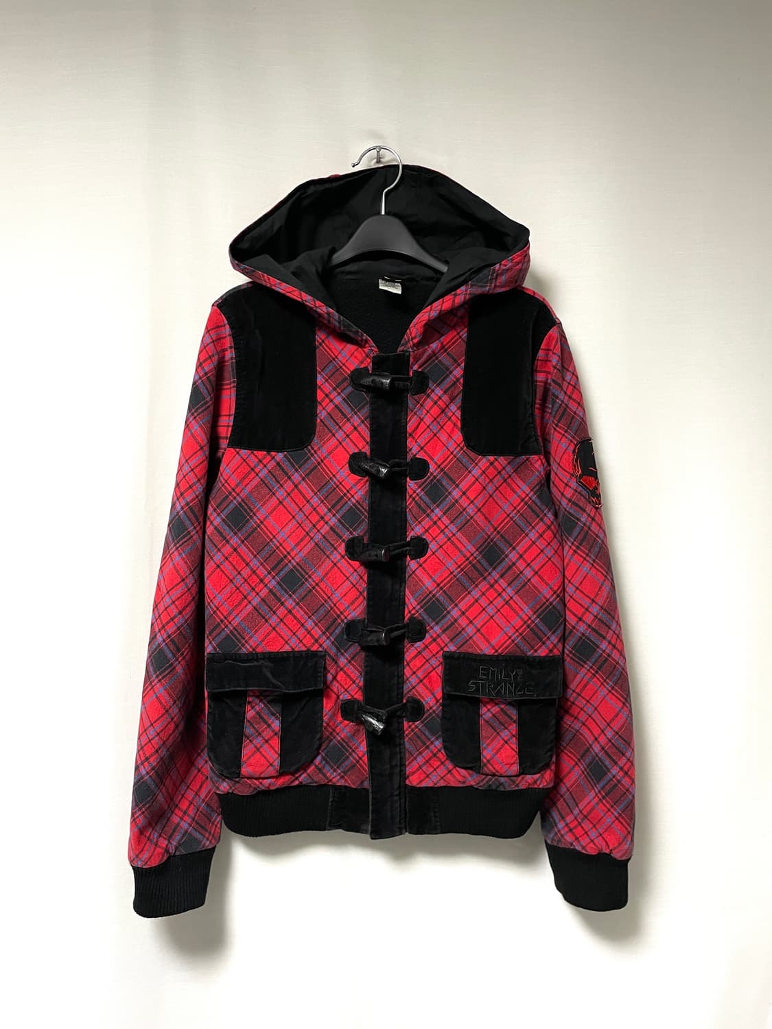 에밀리더스트레인지 여성 코듀로이 체크 펑크 스컬 더플 점퍼 M _ 레드 상품이미지1