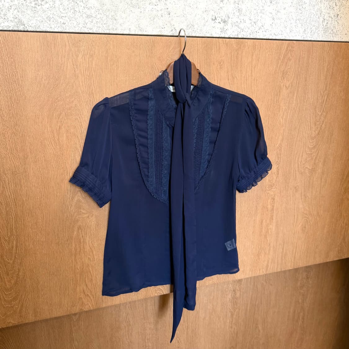 빈티지 반팔 블라우스 레이스 핀턱 타이넥 퍼프 소매 디테일 네이비 상품이미지1