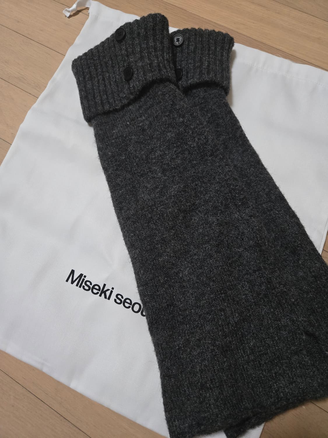 미세키서울 버튼 니트 레그워머 차콜 상품이미지3