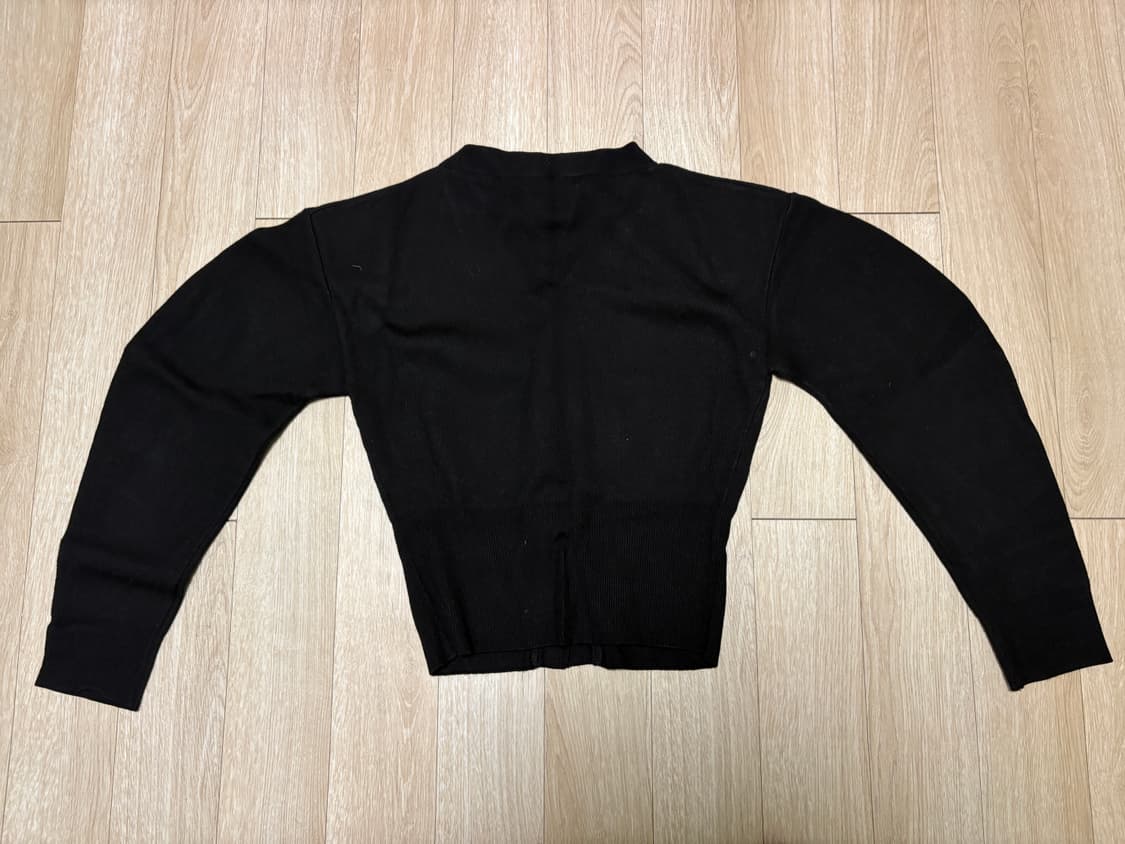 다이애그널 라운드 실루엣 가디건 블랙 상품이미지2