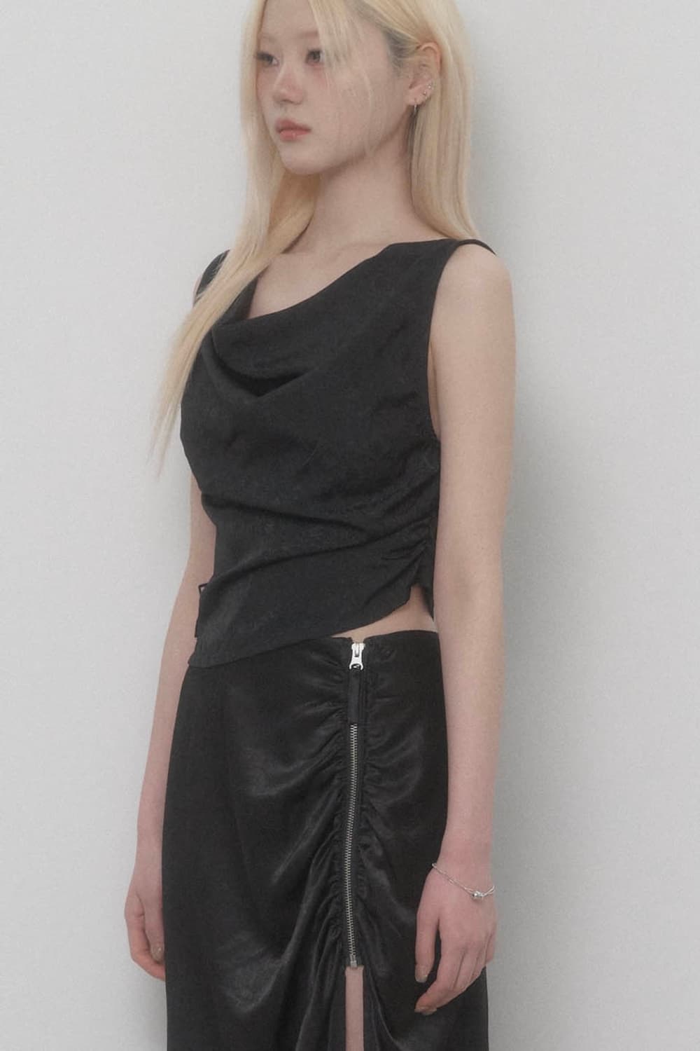 에트오소메 Draped Belt Satin Tank Top (Black) 상품이미지2