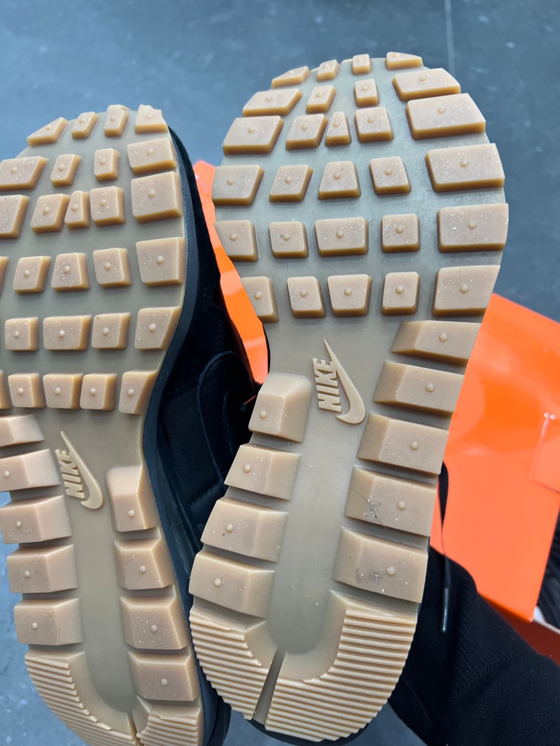 Nike x Sacai VaporWaffle Black and Gum 상품이미지5