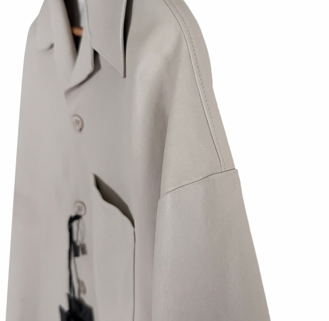 [50] 프라다 남성 나파 레더 삼각로고 램스킨 반팔 셔츠 자켓 베이지 상품이미지6