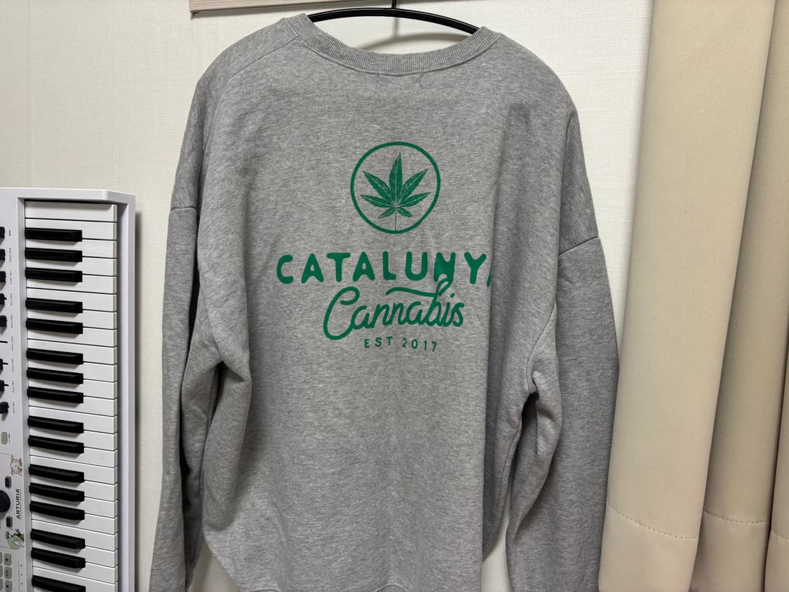 봄 칸나비스 레터링 오버핏 맨투맨 상품이미지2