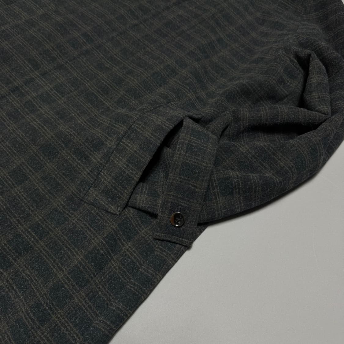 빔즈 하트 차콜컬러 체크패턴 폴리에스터 레이온 혼방 스텐 칼라 코트 상품이미지4