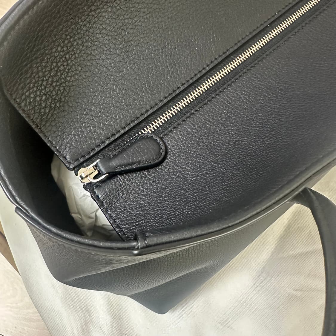 더로우 테라스백 블랙 새상품 상품이미지3