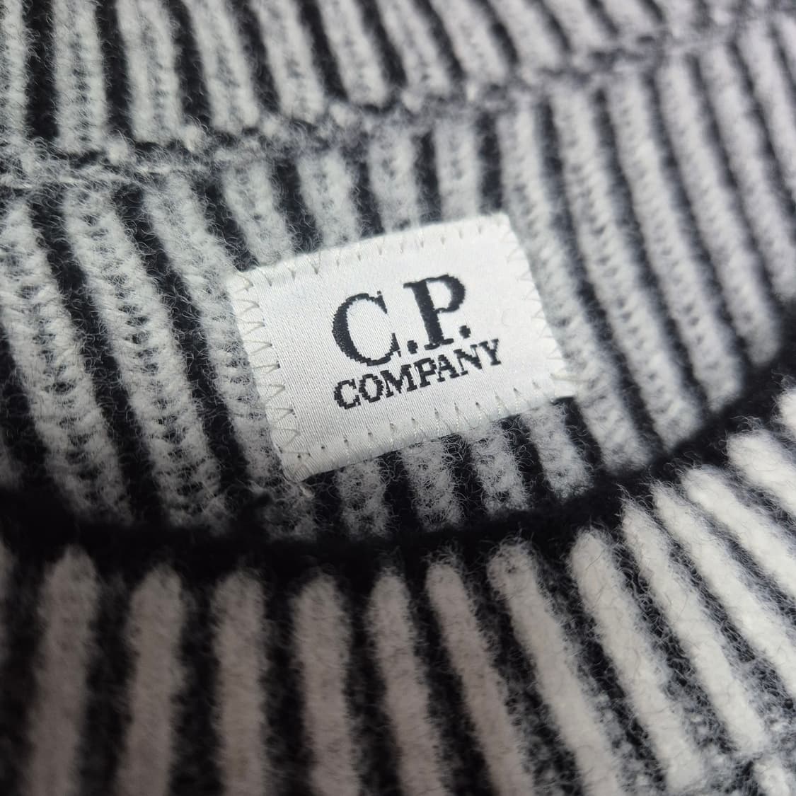 [우주매물🔥] CP컴퍼니 플리스 니트 크루넥 렌즈 스웨터 상품이미지6