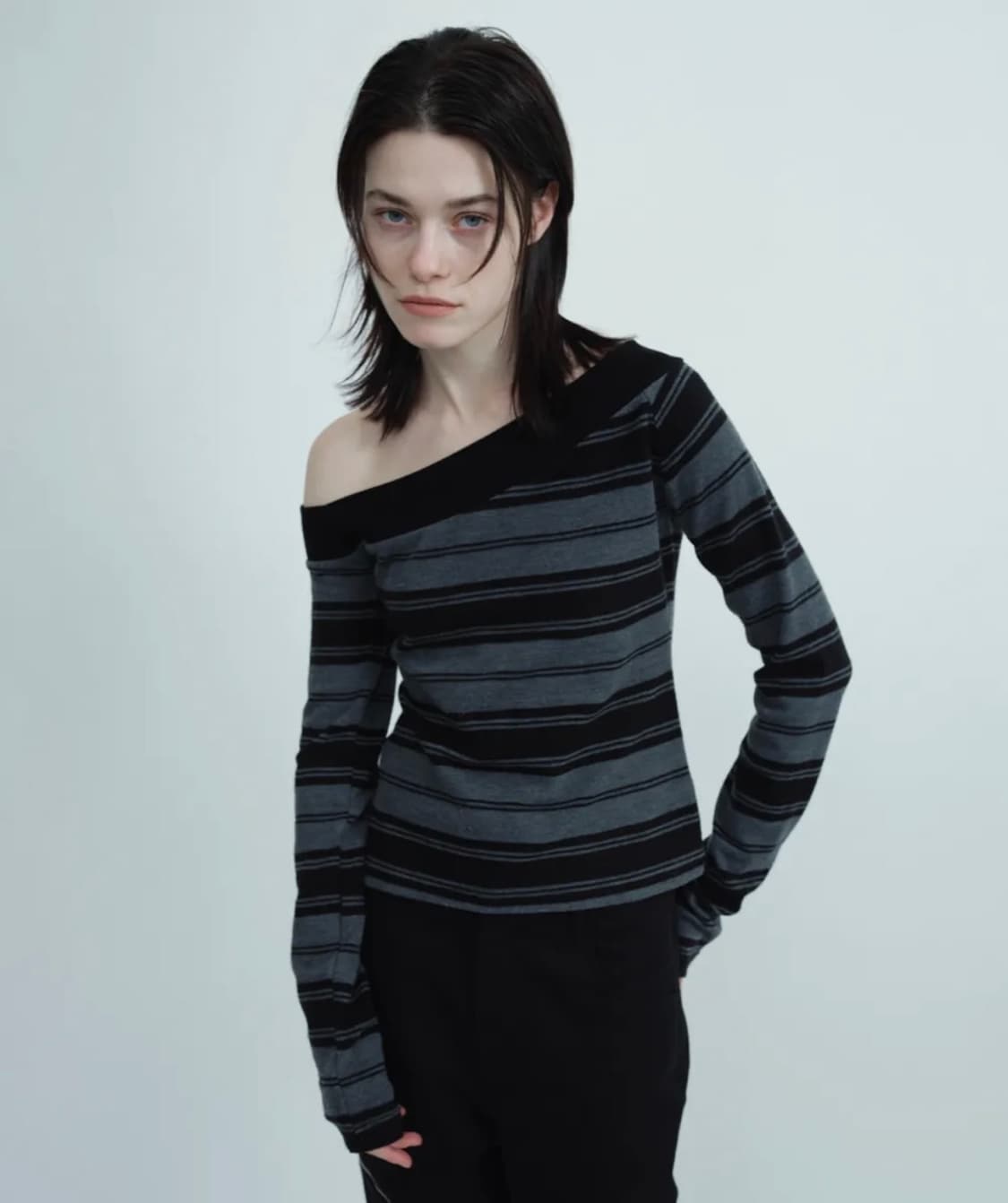 밀로 우먼– 원 숄더 스트라이프 티셔츠 [차콜 그레이] 상품이미지1