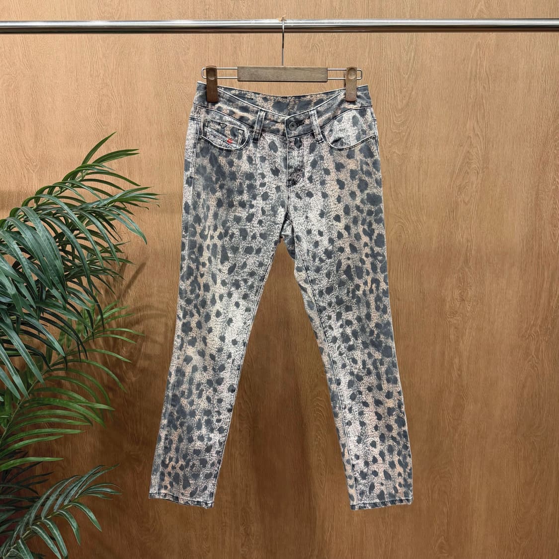 디젤 슬림 데님 팬츠 레오파드 패턴 레더 패치 워싱 디테일 핑크 그레이 상품이미지1