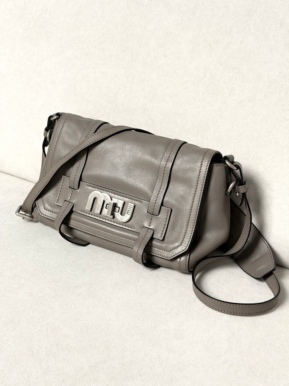 미우미우 시티 카프스킨 로고 락 플랩 크로스백 상품이미지2