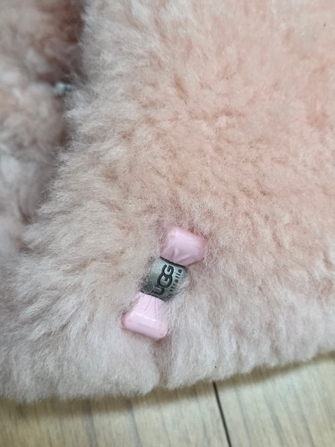 UGG 핑크 털 슬리퍼 220mm 판매합니다. 부드러운 양털 소재로 되어 상품이미지4