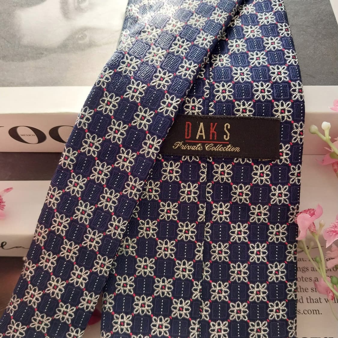 닥스 실크 네이비블루 플라워 패턴 넥타이 8.5cm A+등급 K1419
 상품이미지7