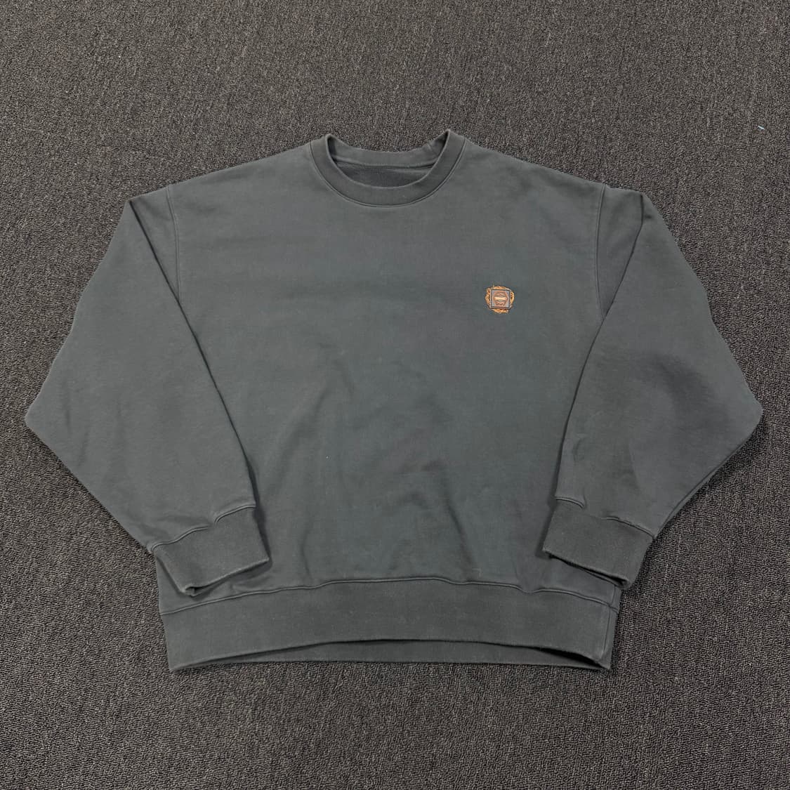 솔리드옴므 25FW 그라데이션 엠브로이더리 맨투맨 상품이미지4