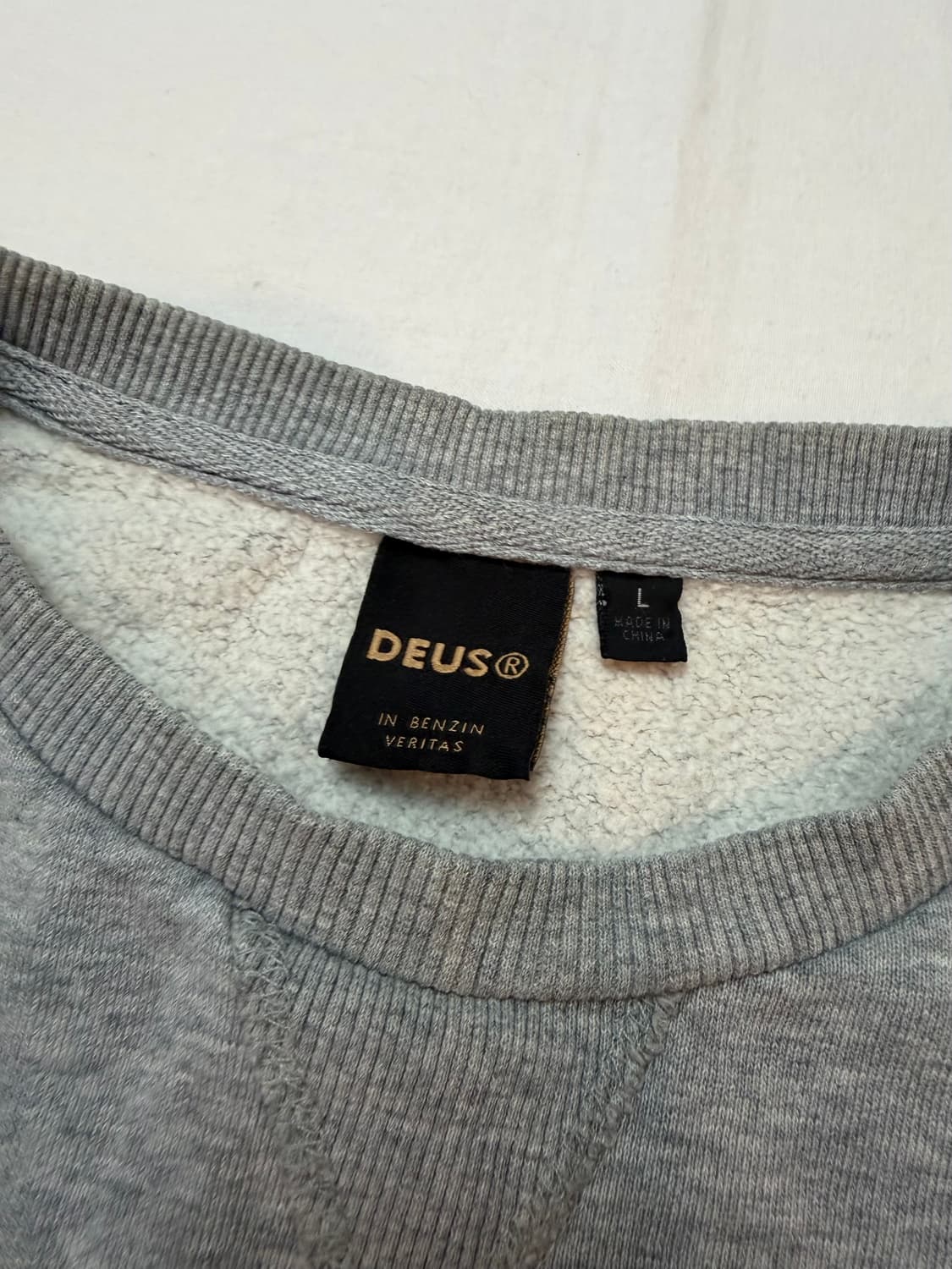 데우스 엑스 마키나 그래픽 맨투맨 스웻 상품이미지4