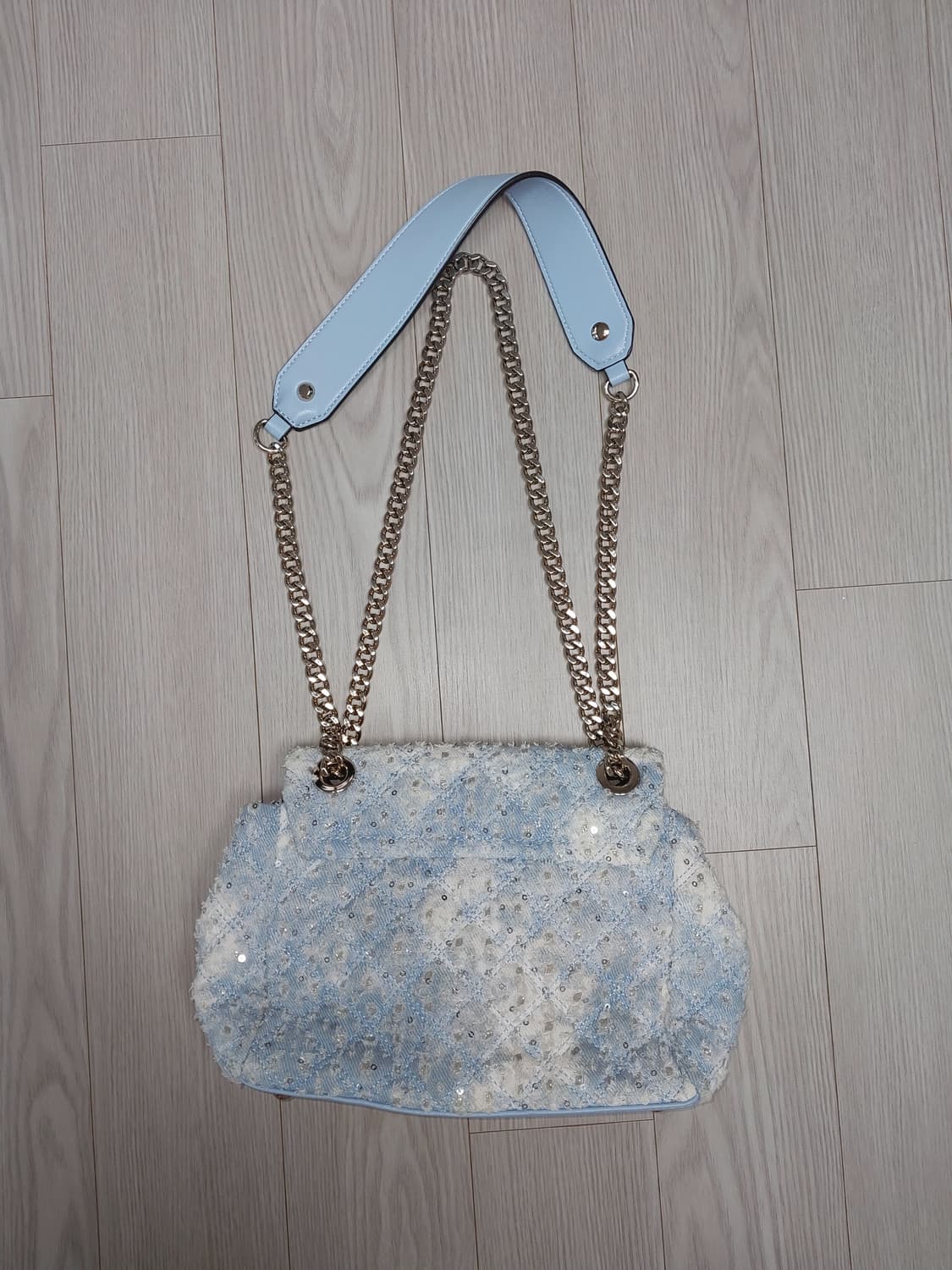 게스 GUESS 미니 플랩 퀼팅백 갸루 핀터깔 상품이미지4