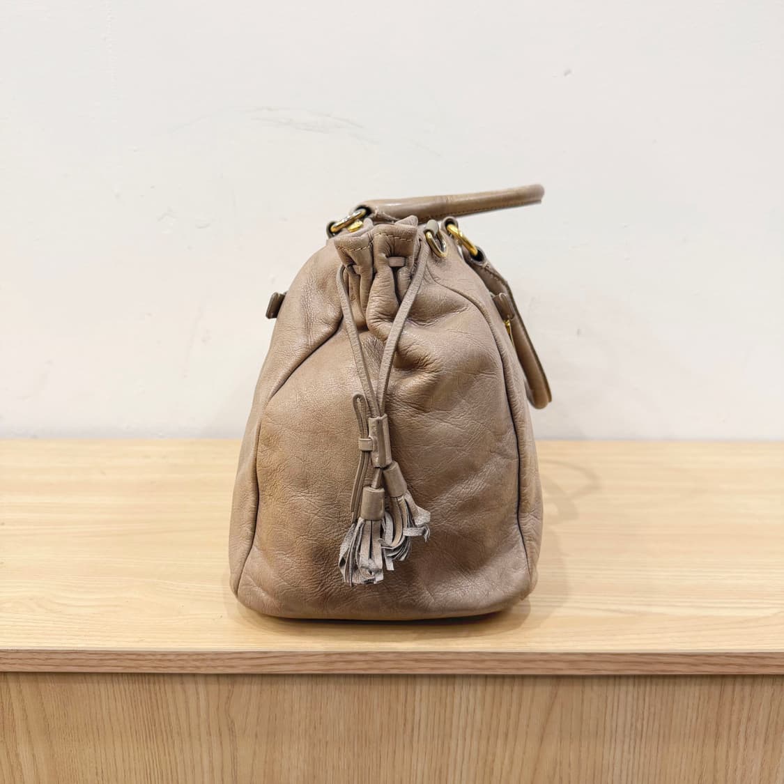 프라다 비텔로 다이노 레더 토트백 삼각 메탈 로고 플레이트 디테일 베이지 상품이미지3