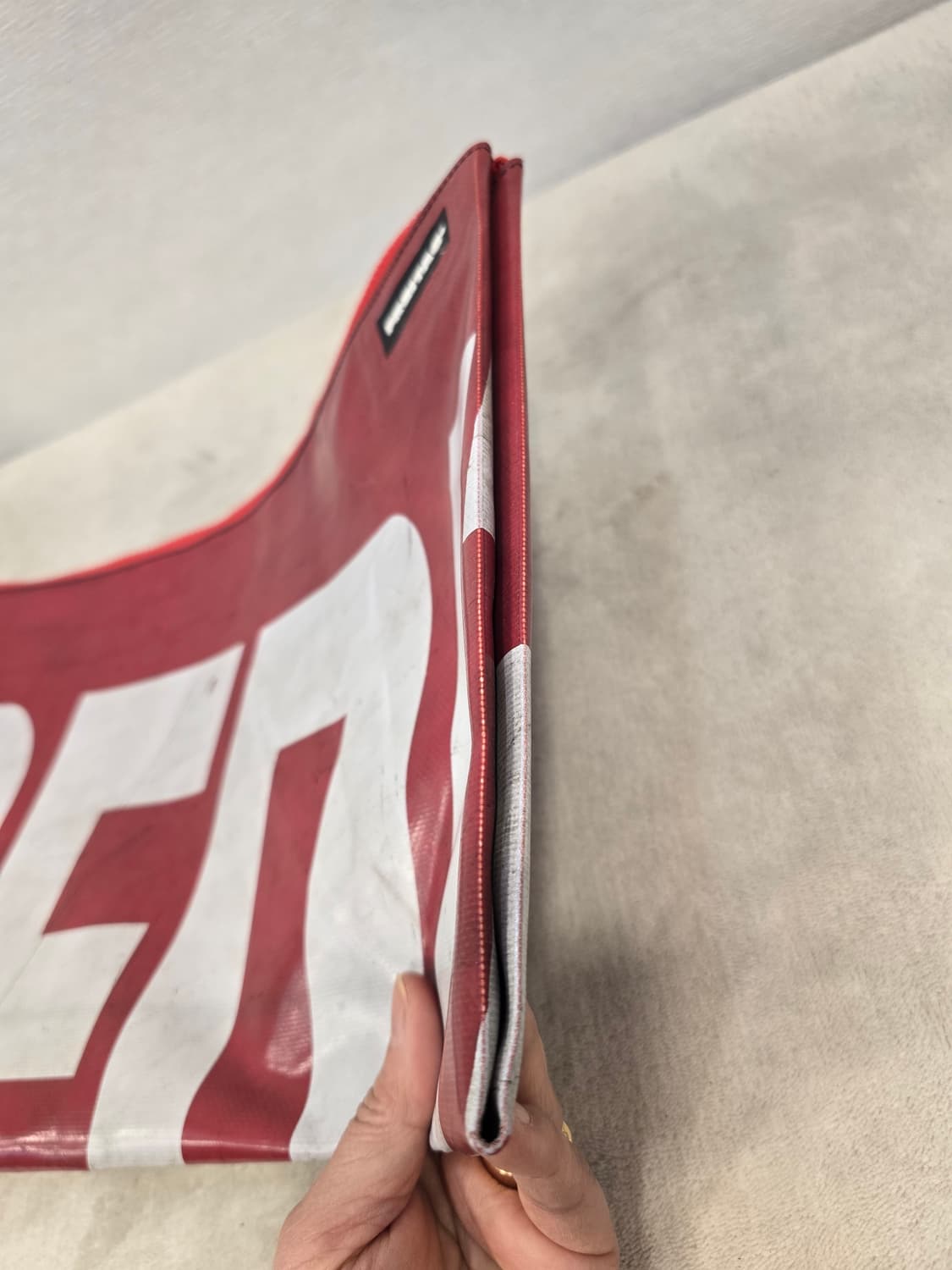 프라이탁 남여공용 클러치백 레드/화이트 상품이미지4