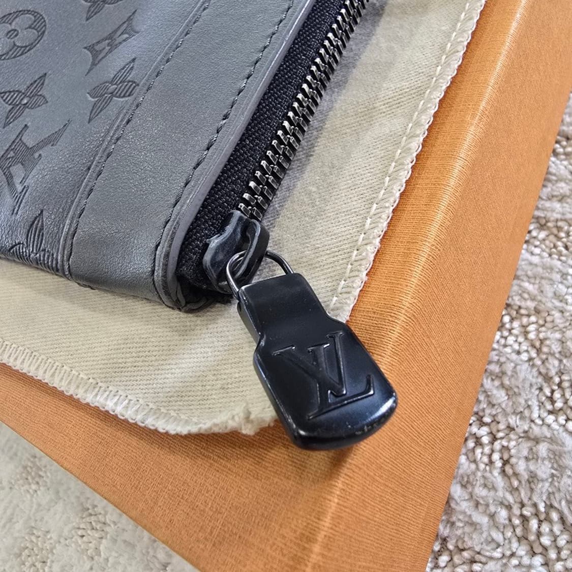 [정품/중고] 루이비통 포쉐트 디스커버리 모노그램 쉐도우 클러치 상품이미지6