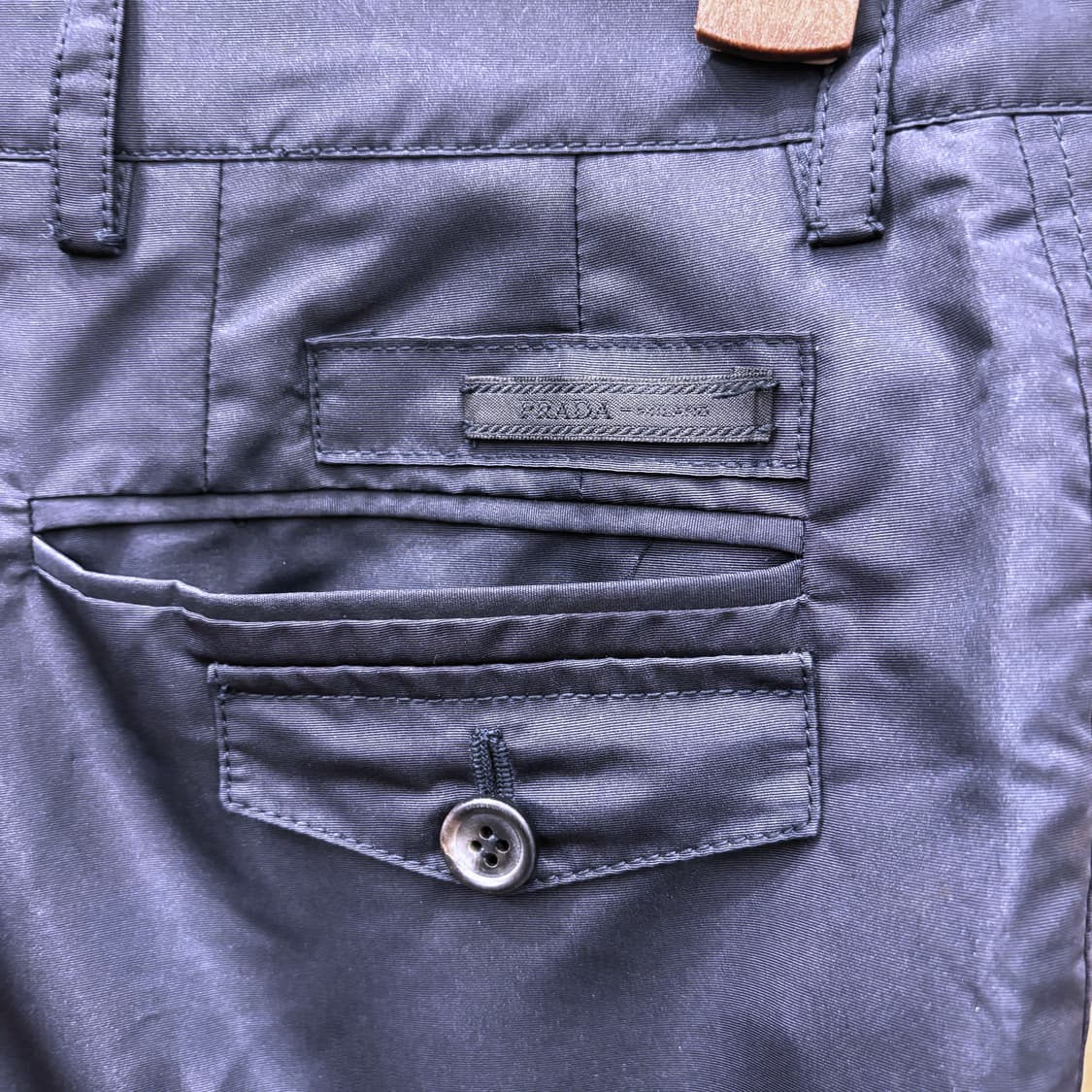 프라다 테일러드 숏팬츠 미니멀 슬릿 플랩 포켓 로고 라벨 디테일 네이비 상품이미지6