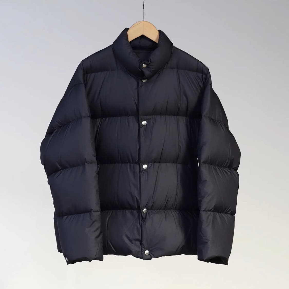 [3]코모리 25AW 블랙 나일론 다운 자켓 상품이미지1