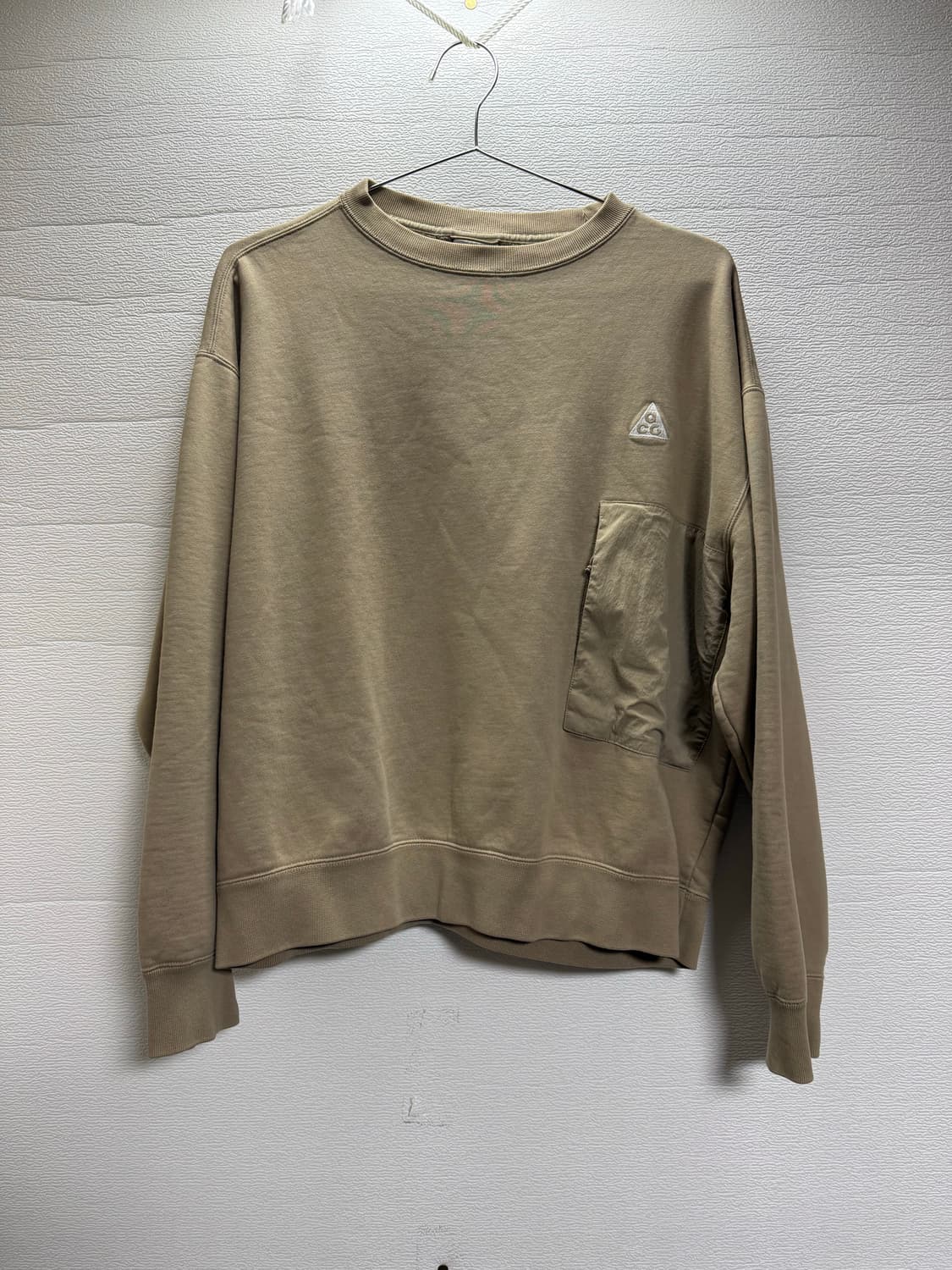 나이키 ACG 포켓 맨투맨 티셔츠 카키 상품이미지1