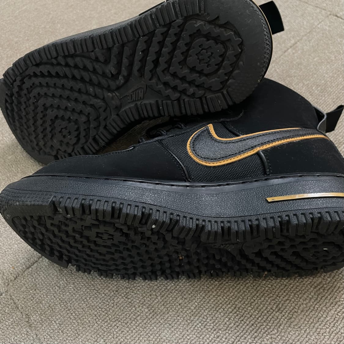 나이키 에어포스 1 부츠 코듀라 블랙 골드 DO6702-001 245 상품이미지9