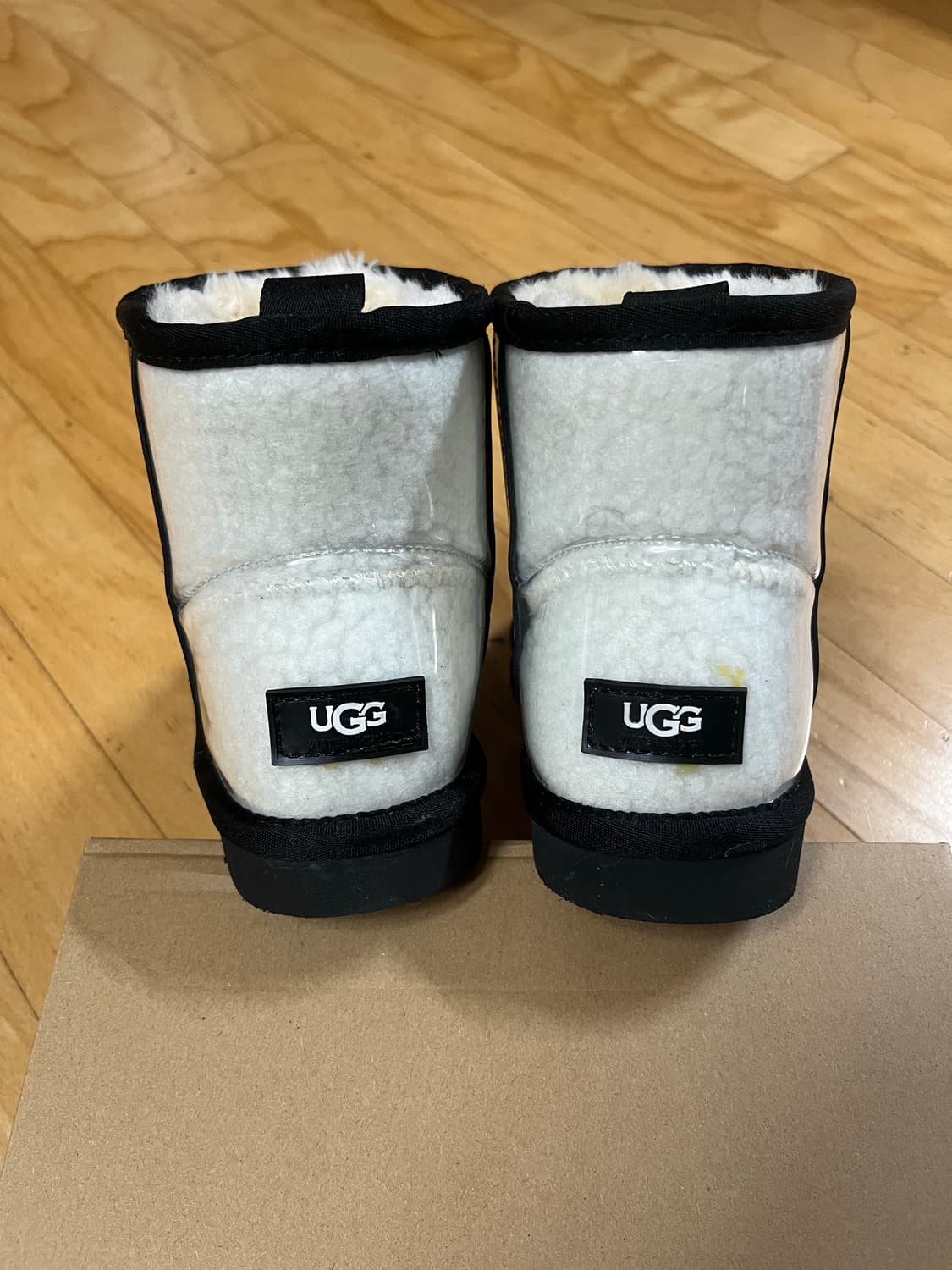 (새상품) 어그 클래식 클리어 미니 부츠 네츄럴 블랙 230 상품이미지6