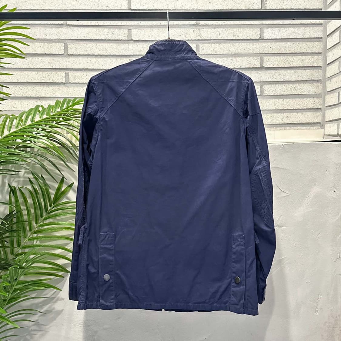 바버 필드 자켓 스탠드 버클 카라 4포켓 소매 로고 디테일 블루 상품이미지3