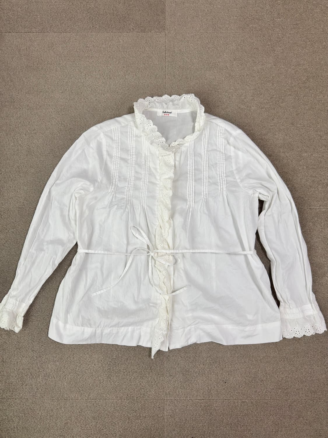 Sabstreet 펀칭 레이스 프릴 핀턱 블라우스 상품이미지2