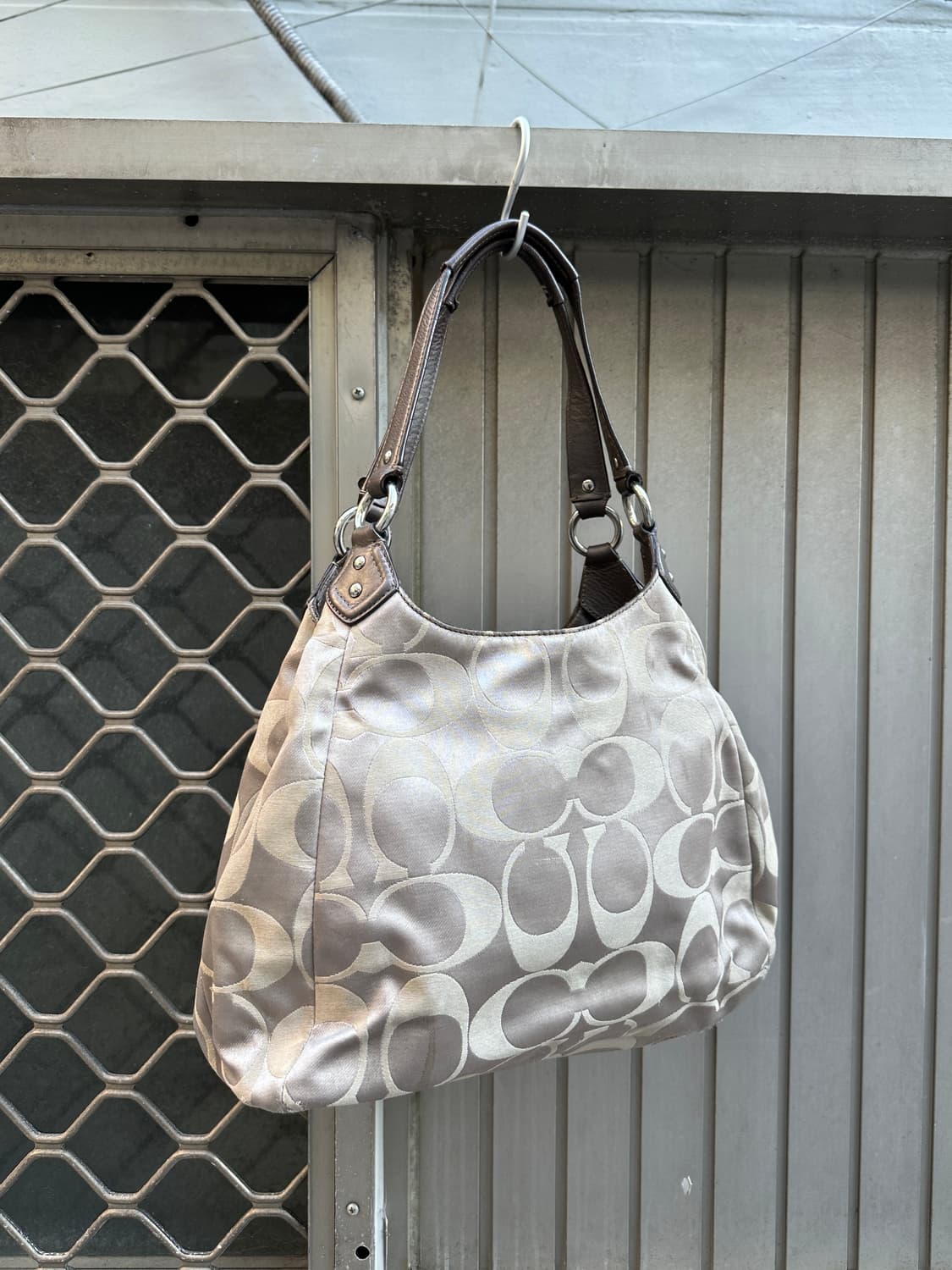 Coach stud point shoulder hobo bag  상품이미지7
