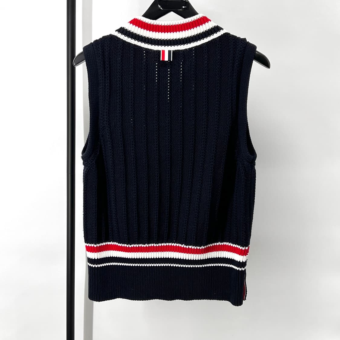 [22FW] 톰브라운 삼선 케이블 니트 베스트 조끼 (MKV060A) 상품이미지3